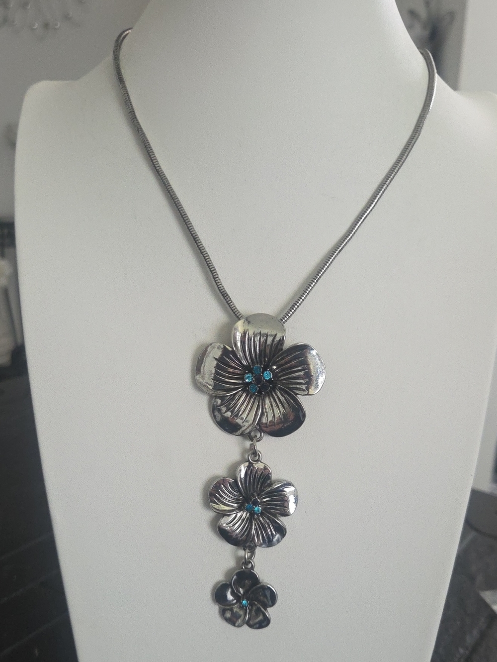 Paparazzi Wallflower Whimsey Blue Necklace NWT